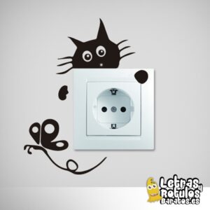 Gato persiguiendo a la mariposa