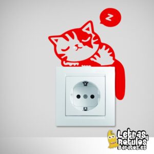 Gatito dormido con cola negra