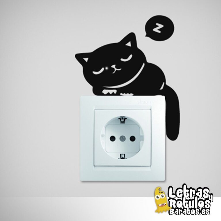 Gatito de un solo color dormido