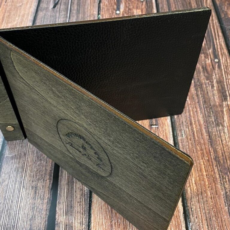Carta en madera de roble de 4mm. de espesor con grabado y corte en láser.