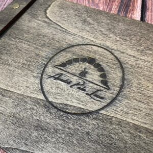 Carta en madera de roble de 4mm. de espesor con grabado y corte en láser.