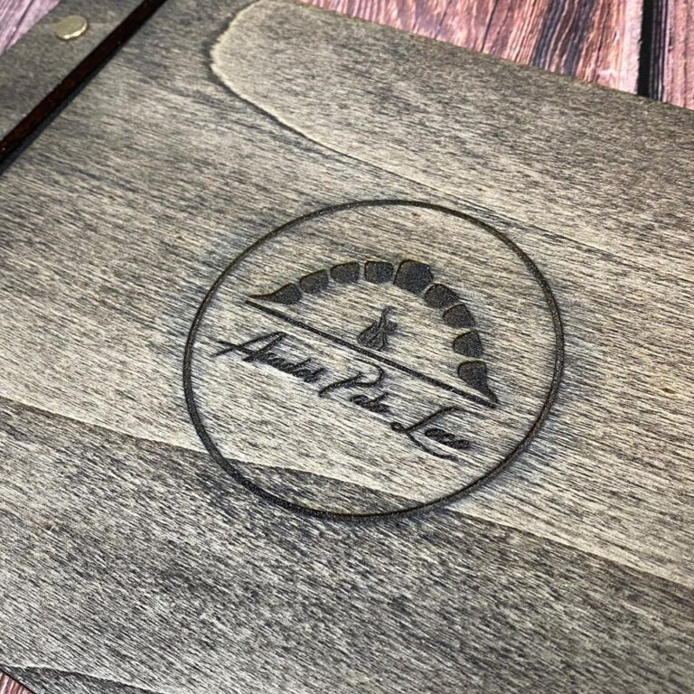 Carta en madera de roble de 4mm. de espesor con grabado y corte en láser.